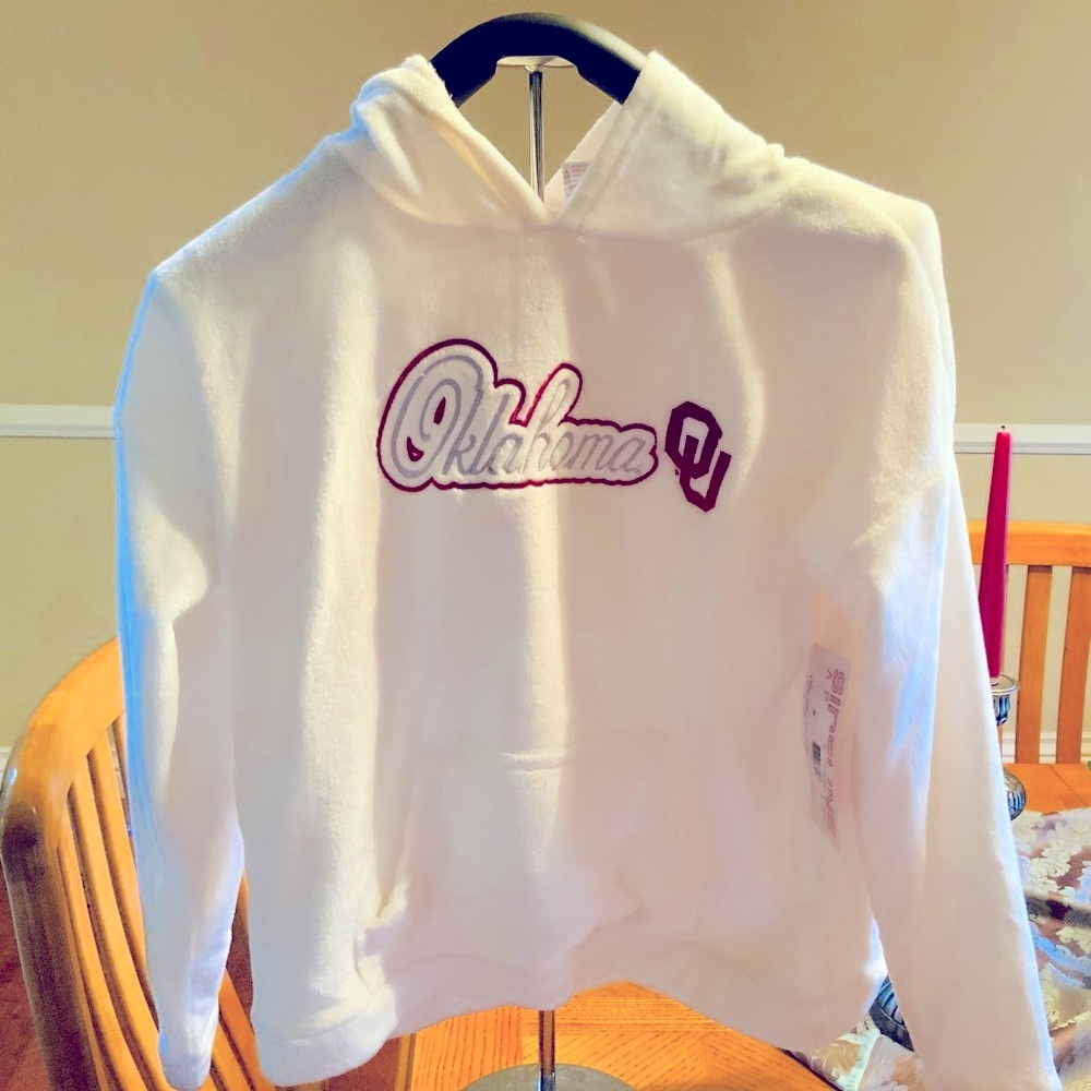 Oklahoma OU sooner fuzzy pullover sweatshirt with pull up hood.  Size M